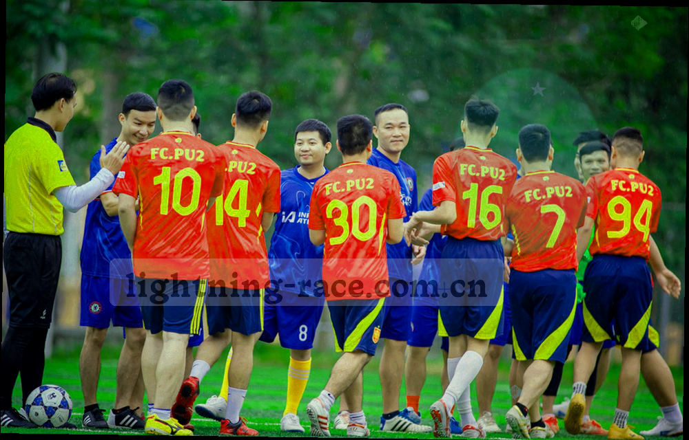 多面板数据工作台布局局部，含筛选条与订阅列表